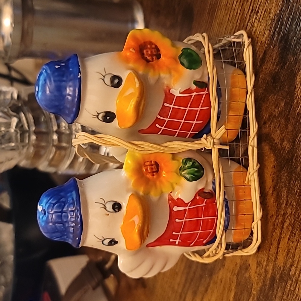Vintage Ducks in Basket Salt and Pepper Shakers Ceramic Funny Ducks Shaker Colle